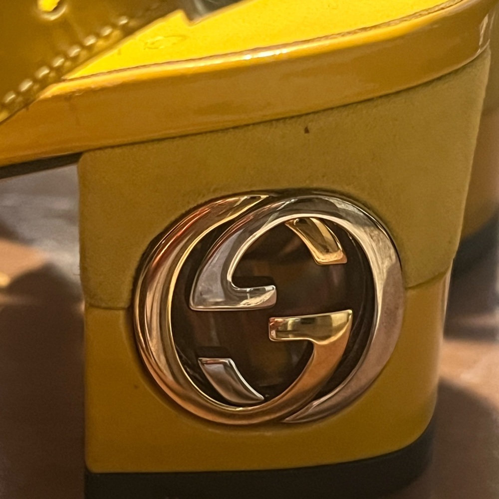 Authentic Gucci shoe in excellent condition. Size 36